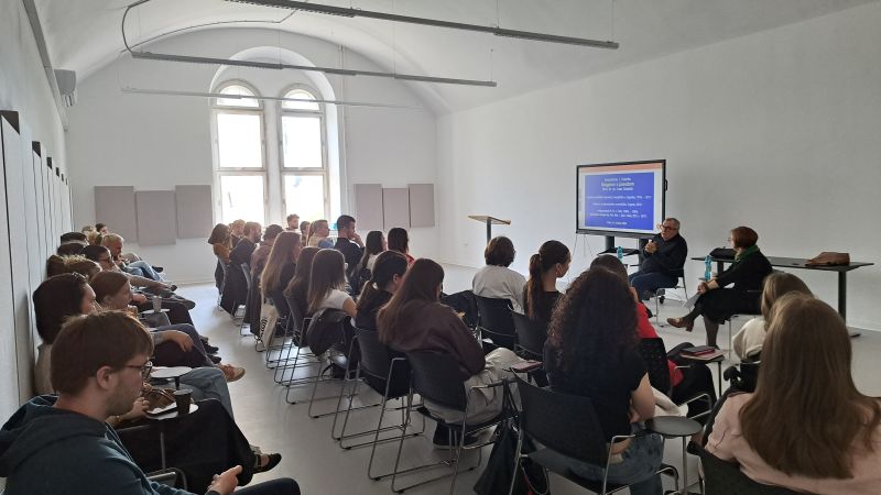 Je li svijet diplomacije doista...